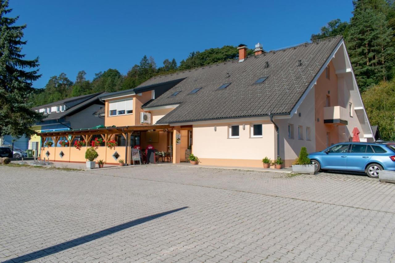 Hisa Izabela Hotel Muta Exterior photo